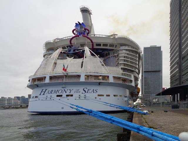 Cruiseschip ms Harmony of the Seas van Royal Caribbean International aan de Cruise Terminal Rotterdam